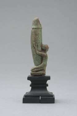 Figur eines knienden, nackten Mannes mit großem, aufgerichtetem Phallus