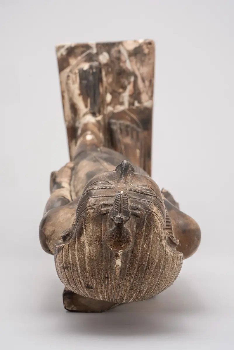 Statue eines schreitenden Königs