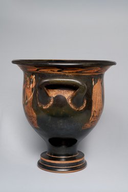 Jugendlicher Dionysos zwischen Silen und Mänaden (A), Drei Manteljünglinge (B)