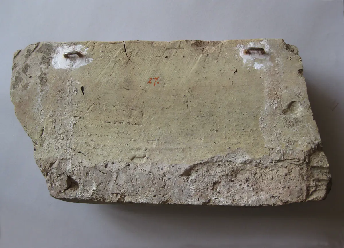 Fragment einer Sima: Doppelsphinx und Gorgoneion in Ranken