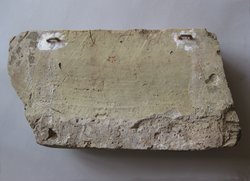 Fragment einer Sima: Doppelsphinx und Gorgoneion in Ranken