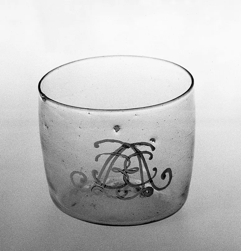 Becher mit Spiegelmonogramm