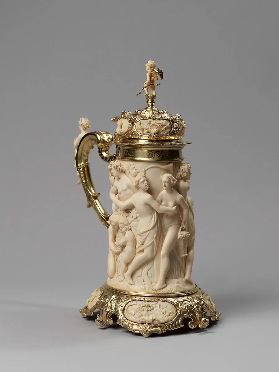 Deckelhumpen aus Elfenbein mit Bacchanal und mythologischen Szenen