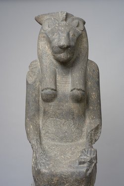Sitzstatue der Göttin Sachmet