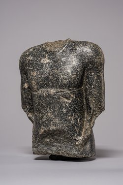 Torso einer stehenden (naophoren) Statue des Tsai-an-em-her-imu