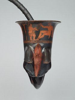Rhyton mit Greifenkopf