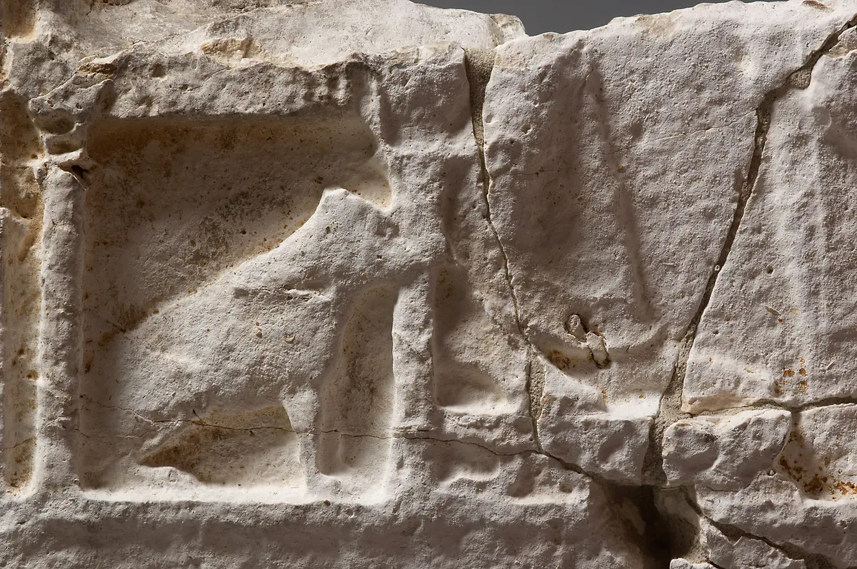 Fragment des Sarkophagkastens