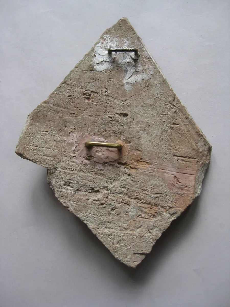 Fragment aus der Mitte einer Aufsatzplatte(?): Flügelfrau in Ranken