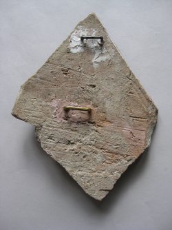 Fragment aus der Mitte einer Aufsatzplatte(?): Flügelfrau in Ranken