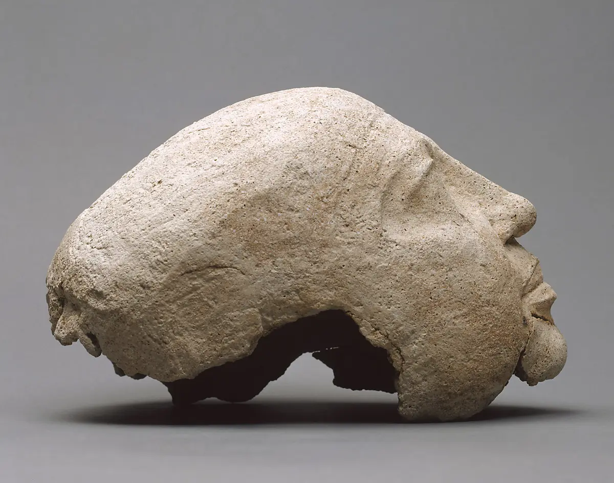 Stucküberzug von menschlichem Schädel und Fragmente der Körperhülle