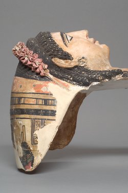 Kartonagemaske von einer weiblichen Mumie