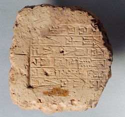 Ziegelfragment mit Keilschrift