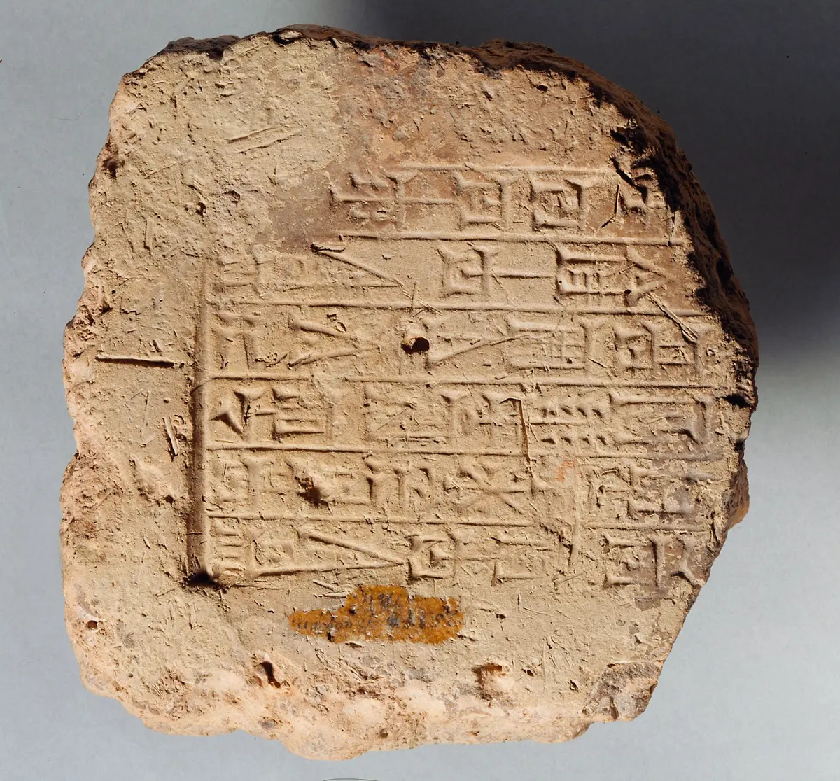 Ziegelfragment mit Keilschrift