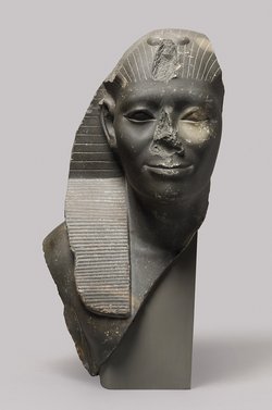 Büste einer Statue von König Amenemhet V. Sechemkare