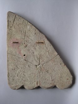 Fragment aus dem rechten Teil einer Verkleidungsplatte: Um das Zeuskind tanzende Kureten