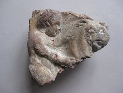 Fragment aus dem linken Teil einer Sima: Satyrknabe auf Panther