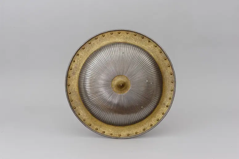 Rundschild der feingeriefelten Garnitur