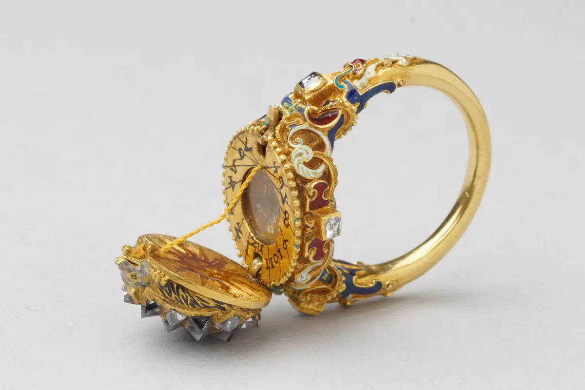 Ring mit Sonnenuhr in Gestalt eines Igels