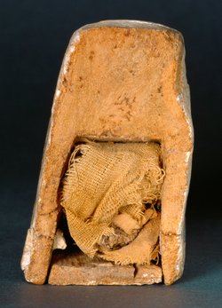 Obeliskenförmiger Behälter mit Osirisfigur