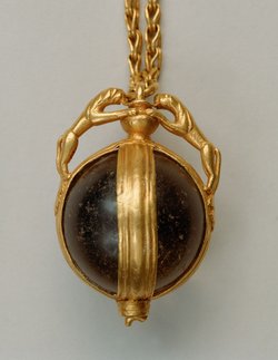Goldkette mit 52 Anhängern