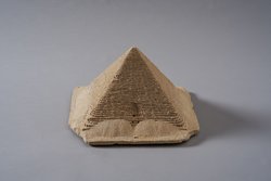 Modell der Cheops-Pyramide