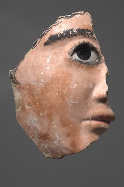 Fragmentiertes Gesicht eines Stucksarges