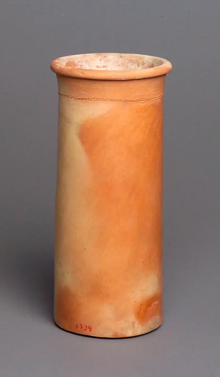 Zylindrisches Gefäß mit Schnurverzierung