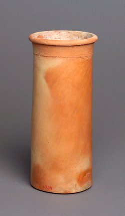 Zylindrisches Gefäß mit Schnurverzierung