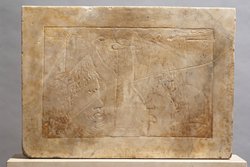 Doppelseitiges Maskenrelief