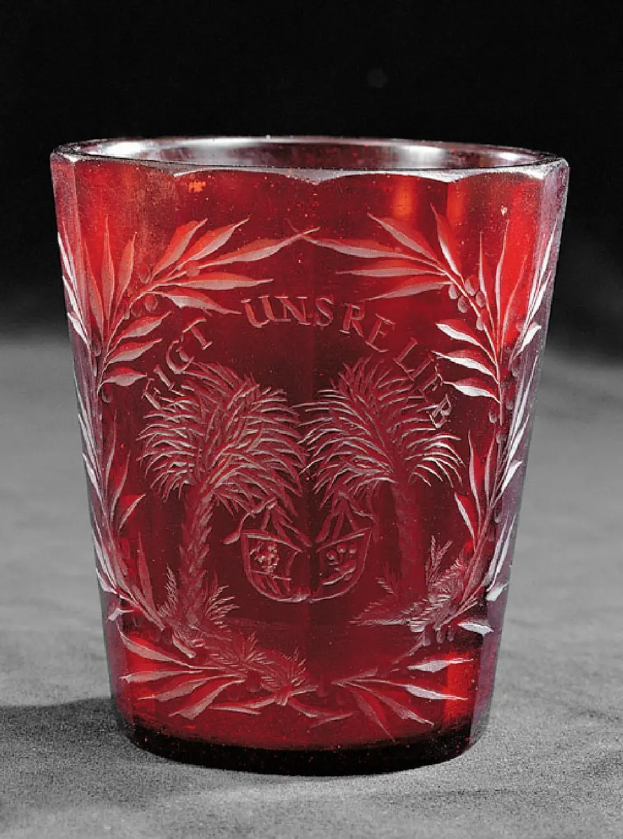 Rubinglasbecher mit Emblematadekor
