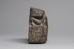 Vorderteil einer Statuenbasis mit Gefangenendarstellung
