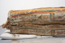 Mumie des Pa-cher-en-chons in Kartonagehülle