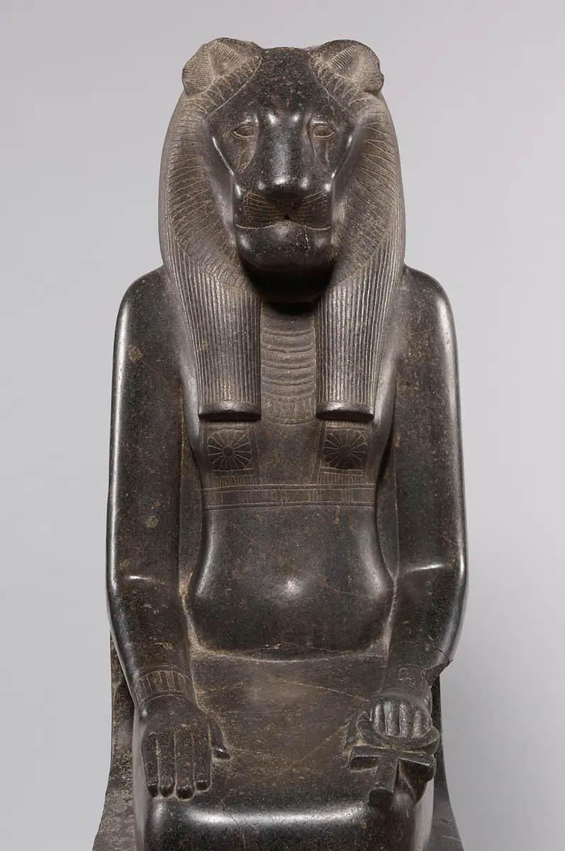 Sitzstatue der Göttin Sachmet