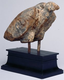 Figur eines stehenden Geiers