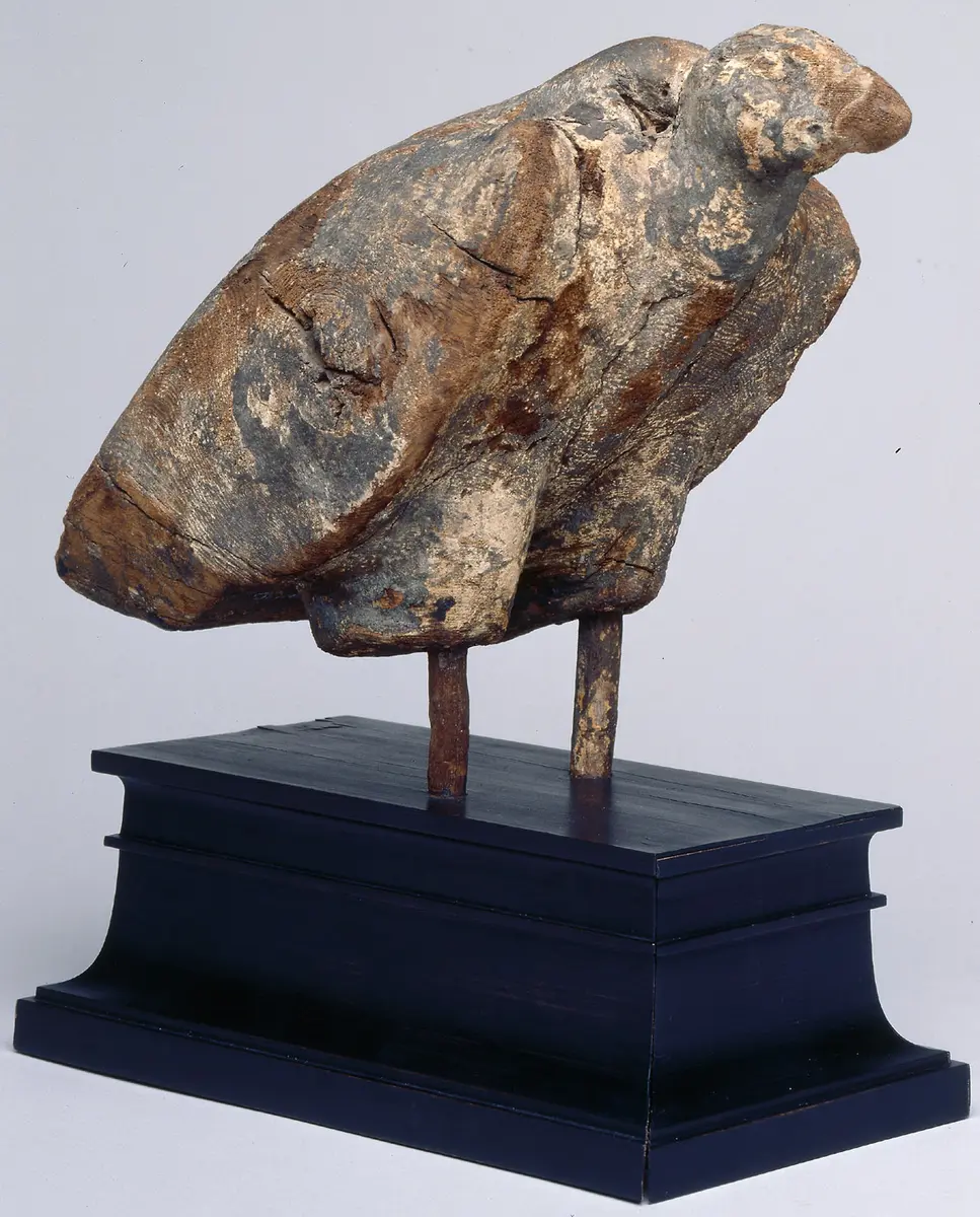 Figur eines stehenden Geiers