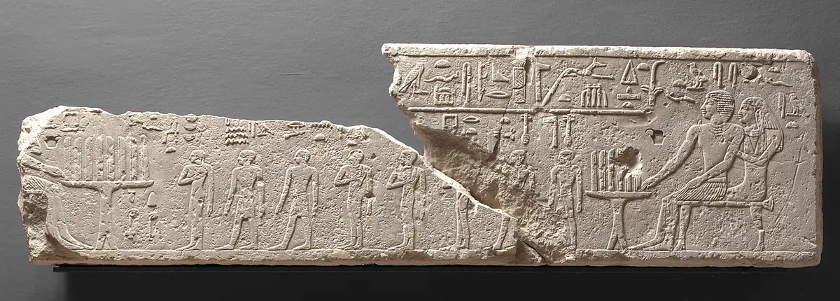 Fragmentierter Architrav des Seschemu