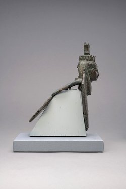Ägis und Menit mit Kopf der Isis
