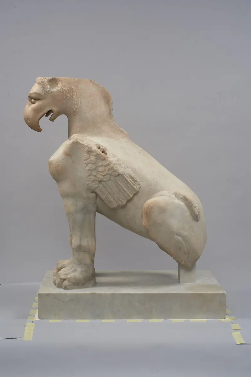 Sitzende Sphinx mit Greifenkopf