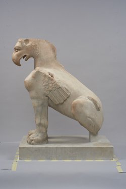 Sitzende Sphinx mit Greifenkopf