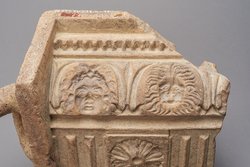 Matrize einer Verkleidungsplatte mit Triglyphenfries und Masken