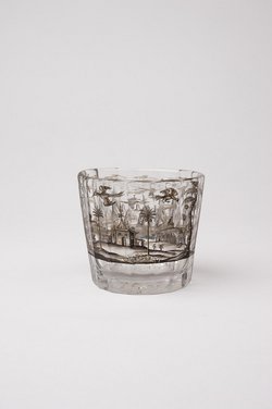 Kleiner Becher mit Chinoiserien