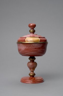 Deckelpokal aus Jaspis