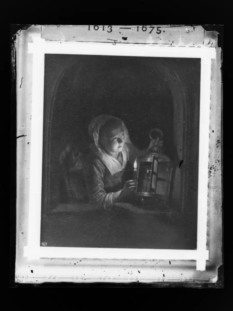 Mädchen am Fenster mit Laterne