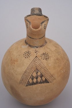Kanne mit Kleeblattmündung der White Painted III Ware