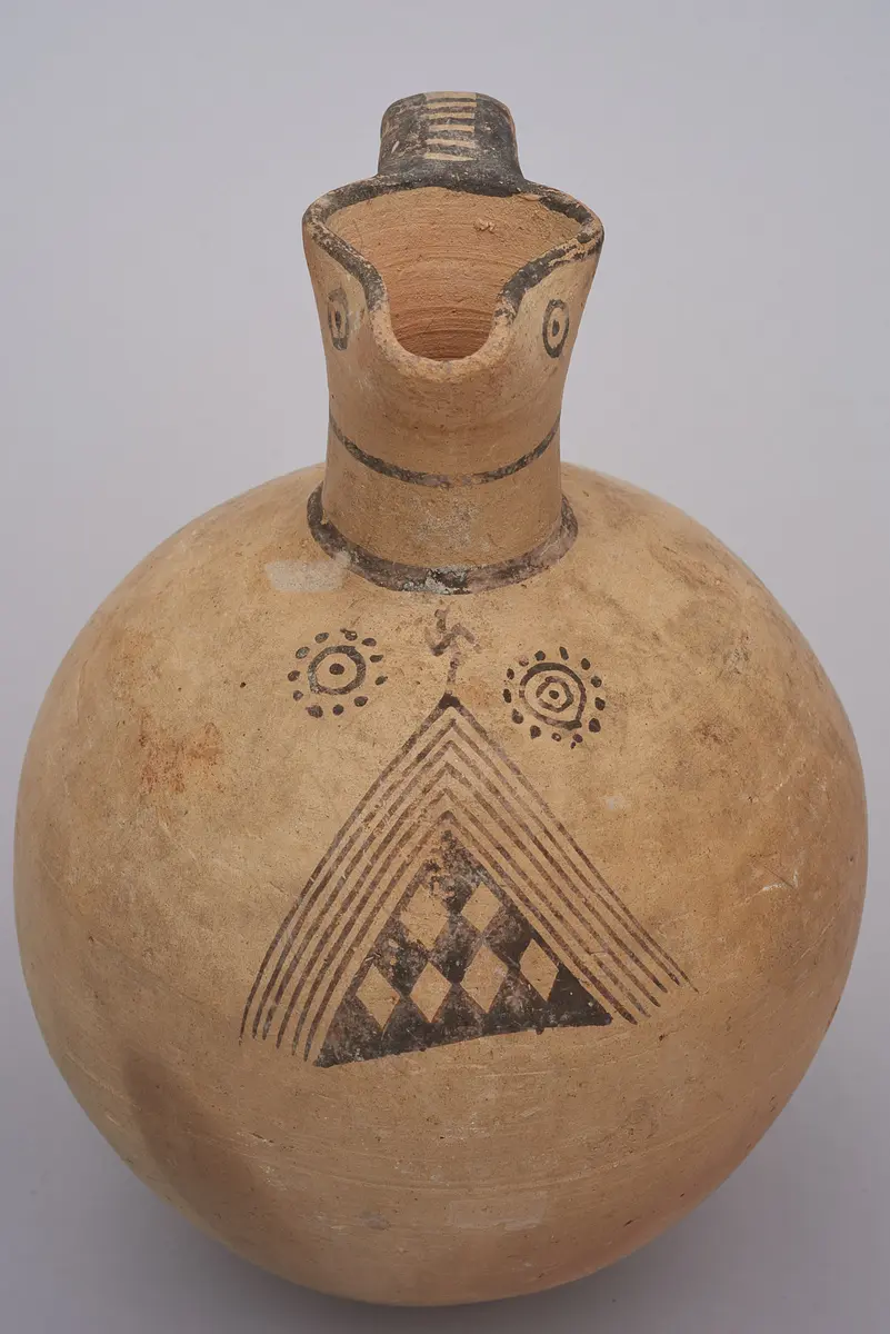 Kanne mit Kleeblattmündung der White Painted III Ware