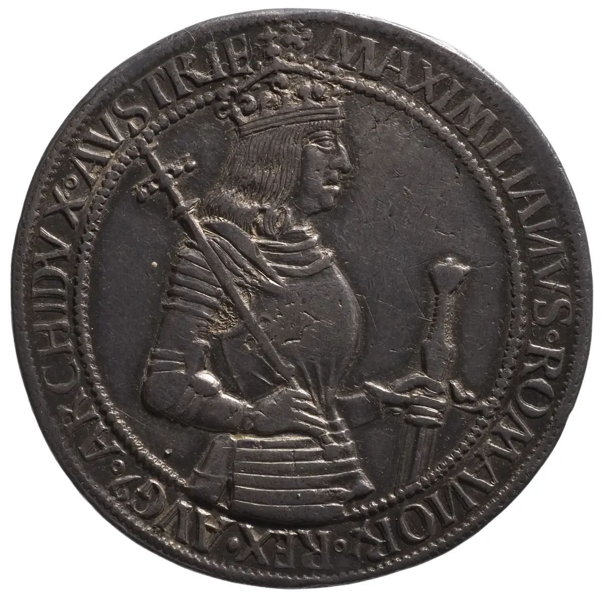 Maximilian I.; Halbguldiner; geharnischtes Hüftbild