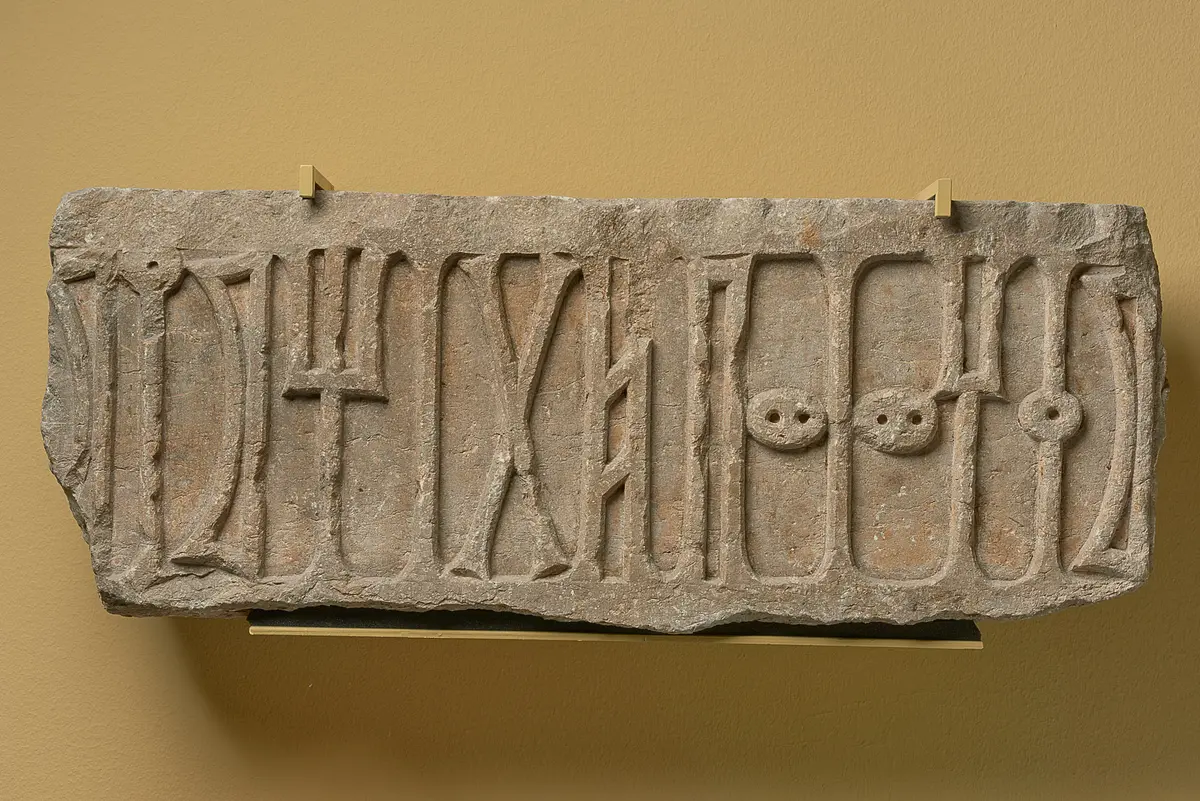Fragment einer sabäischen Bauinschrift