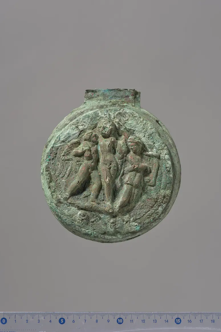 Deckel eines Klappspiegels mit Reliefapplik: Eros, Dionysos, Mänade (oder Muse)