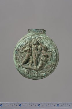 Deckel eines Klappspiegels mit Reliefapplik: Eros, Dionysos, Mänade (oder Muse)