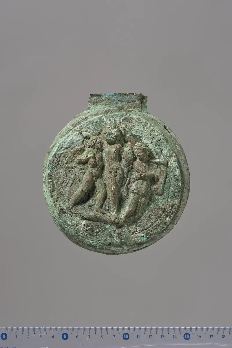 Deckel eines Klappspiegels mit Reliefapplik: Eros, Dionysos, Mänade (oder Muse)